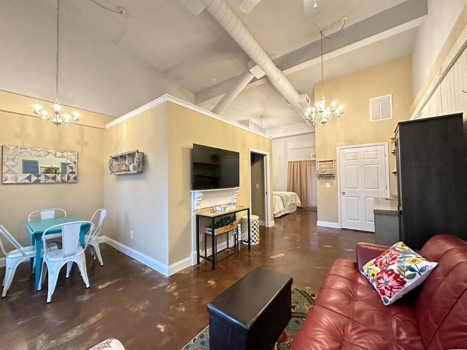 Haven At Hazel~Downtown Bungalow Demorest Bagian luar foto
